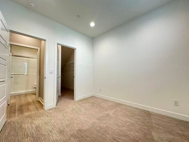 Building Photo - 4 BEDROOM HOME FOR LEASING IN Ontario