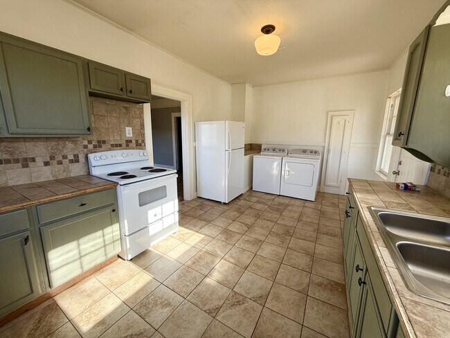 Building Photo - 834 Malvern Ave