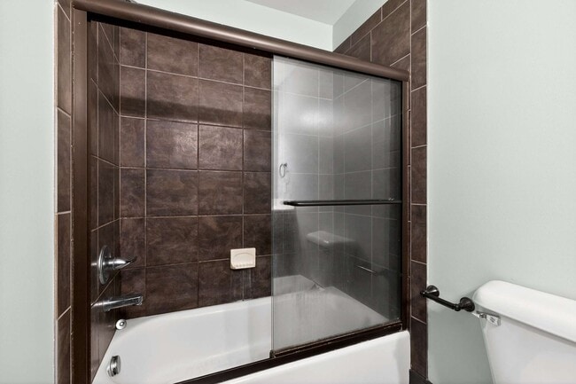 Building Photo - Great Location!