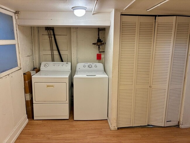 Building Photo - 6 Month lease special, $200/mo off per month! Priced at $1795 after discount. Cute House For Rent...