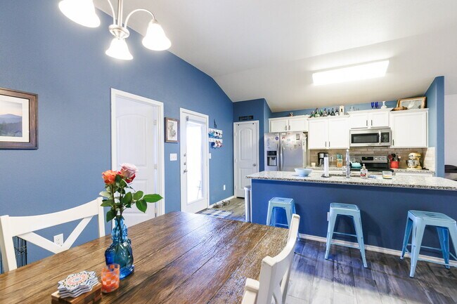Building Photo - Wonderful 3 bed, 2 bath in Milwaukee Ridge!