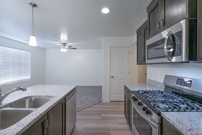 Building Photo - Desert Canyons End Unit – 4-Bedroom, 2.5-B...