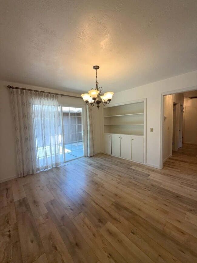 Building Photo - 615 Beverly Way