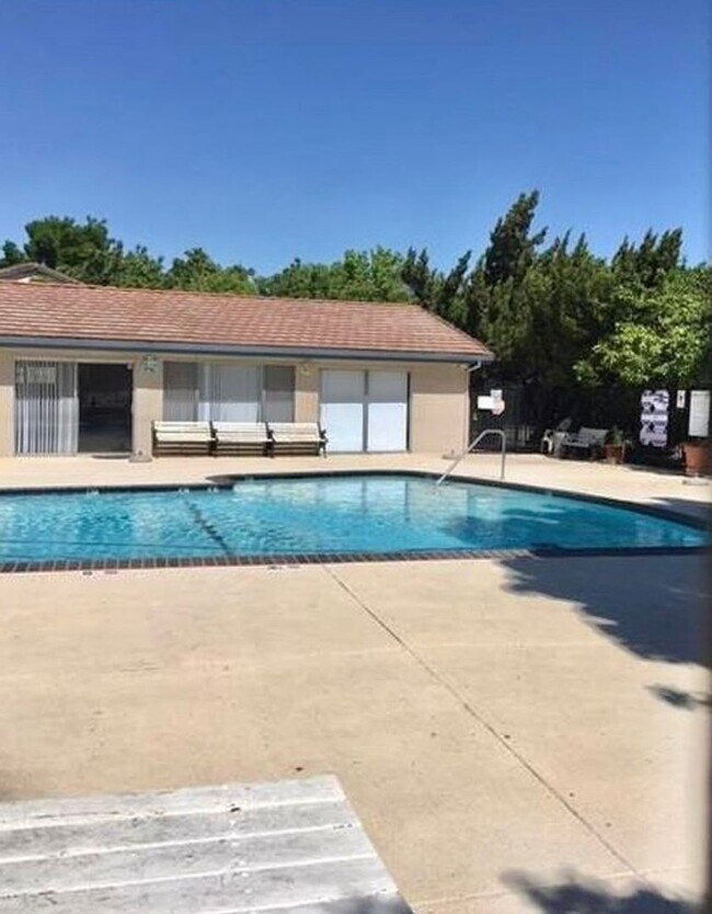 Building Photo - 2 Bedroom 1 Bathroom Condo in Antioch - AVAILABLE NOW !!