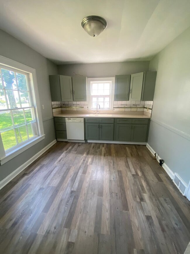 Building Photo - Charming 4-Bedroom Home with Sunroom, Fenc...