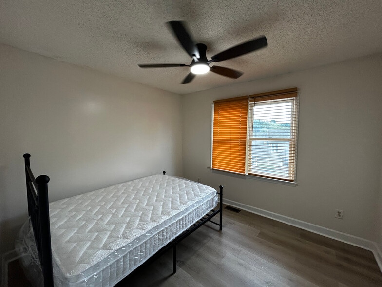 Building Photo - Room in Townhome on Oakland Hills Way