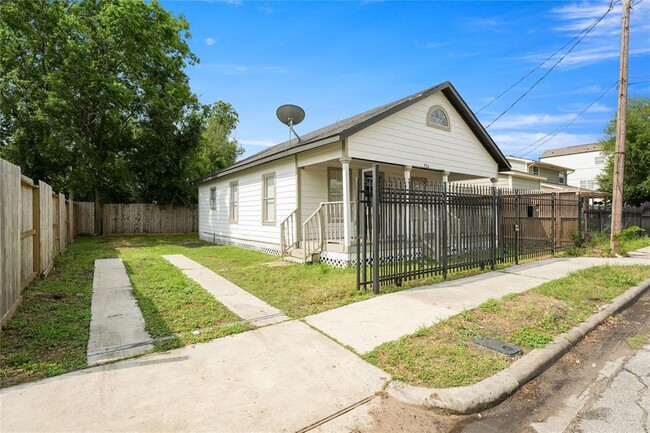 Building Photo - 916 E 35th St