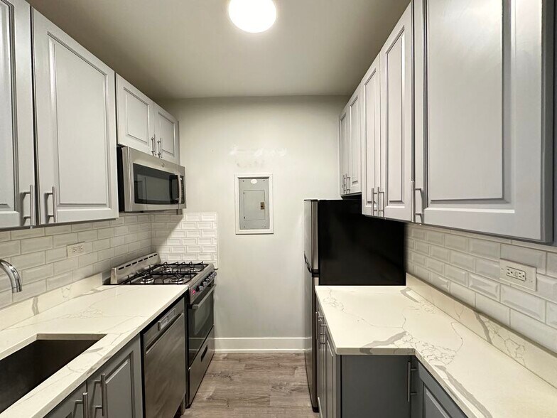 Building Photo - 508 W Belmont Ave