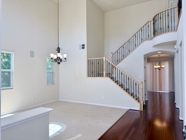 Building Photo - 5-Bed Gated Family Oasis | Prime Location & Backyard Space