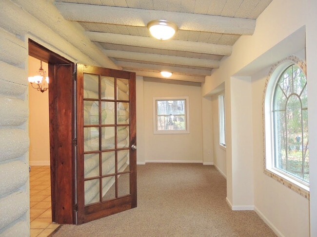 Building Photo - Extraordinary 4 Bedroom 2 Full Bathroom Co...
