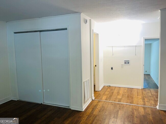 Building Photo - 45 Westgate Cir