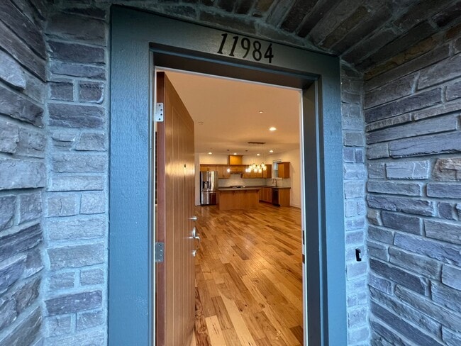 Building Photo - Beautiful 4 Bed, 2.5 Bath Home with Two Car Garage!