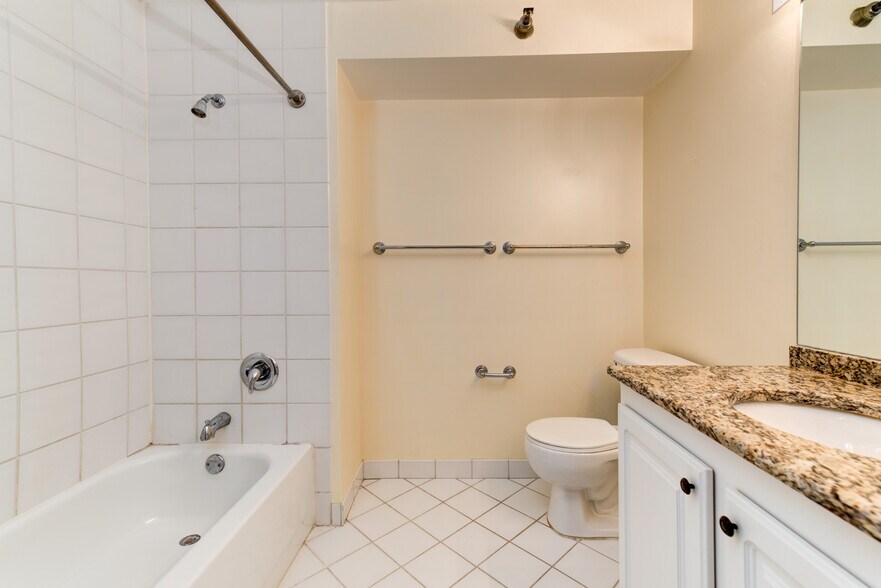 Building Photo - 345 N La Salle Dr