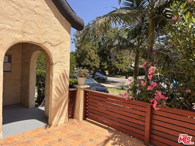 Building Photo - 1325 S Rimpau Blvd