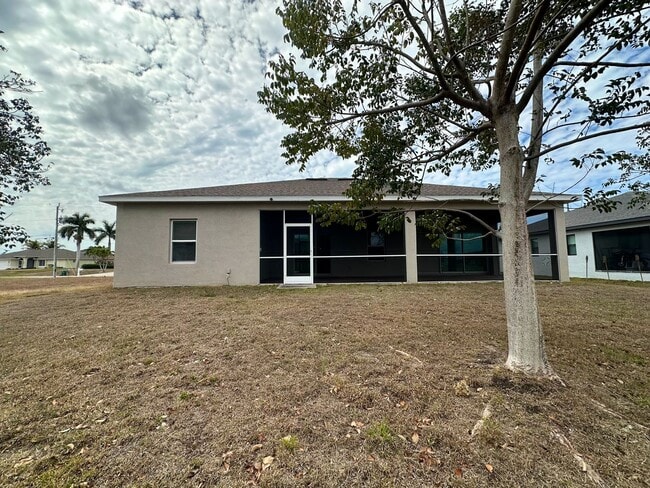 Building Photo - Huge Screened Lanai! Modern & Spacious 4 Bed 2 Bath