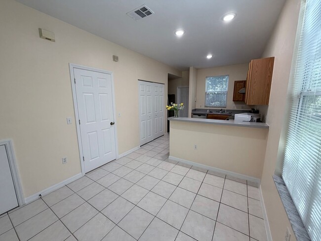 Building Photo - 3880 SW 20th Ave