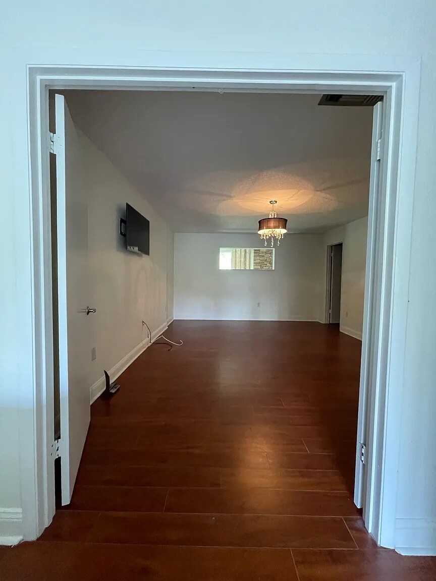 Upstairs bedroom - 2190 Woodbridge Rd