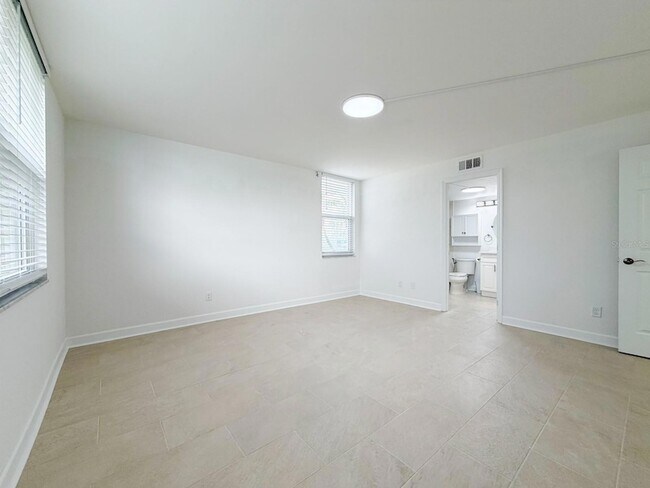 Building Photo - 7625 Sun Island Dr S