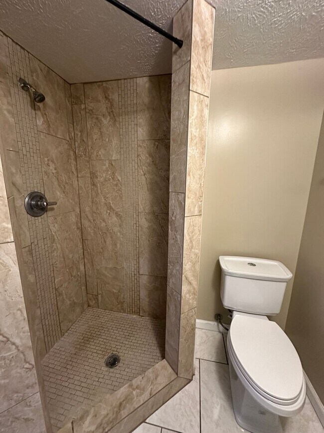 Building Photo - 4Bed 2Bath-6 Month Lease Option!