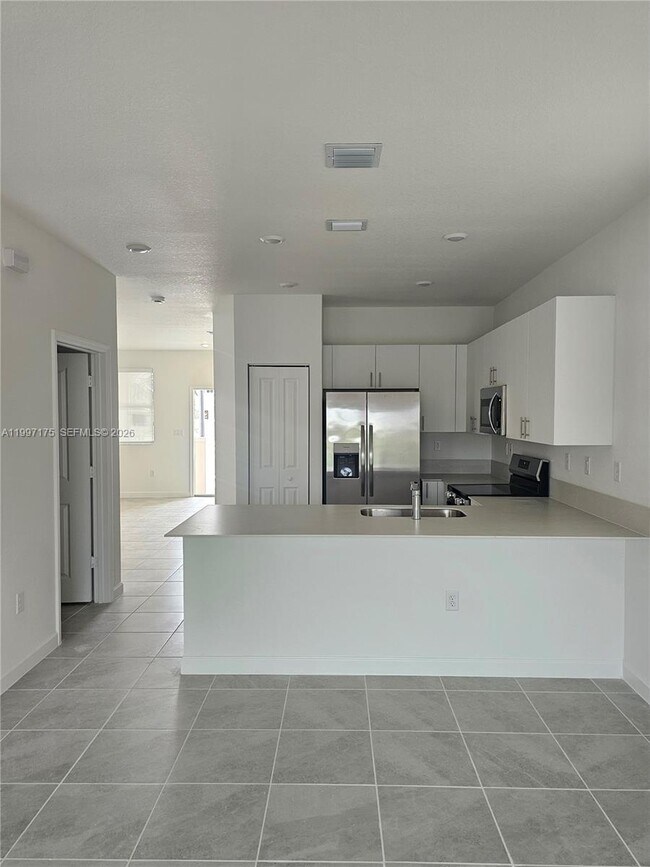 Building Photo - 2739 SE 25th Ave