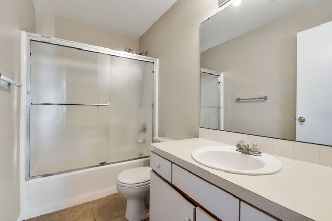 Building Photo - Updated 5 Bed 2 Bath House Near Old Town!