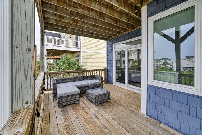 Building Photo - PET FRIENDLY FURNISHED OFF-SEASON RENTAL A...