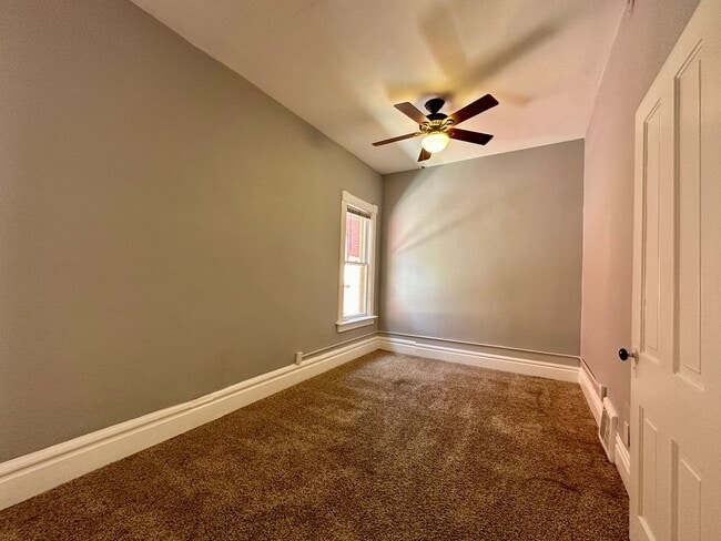 Building Photo - 3 Bedroom 2 Full Bath Renovated Single Fam...