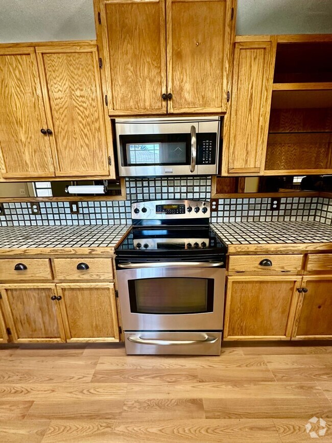 Building Photo - High-End 3-Bedroom, 1-Bath Duplex for Rent...