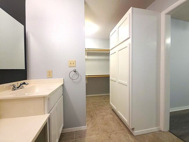 Building Photo - Welcome to this charming 3 bedroom, 2 bath...