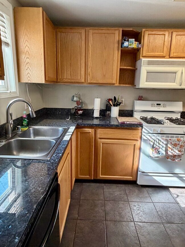 Building Photo - 2 Bedroom Townhouse with Carport