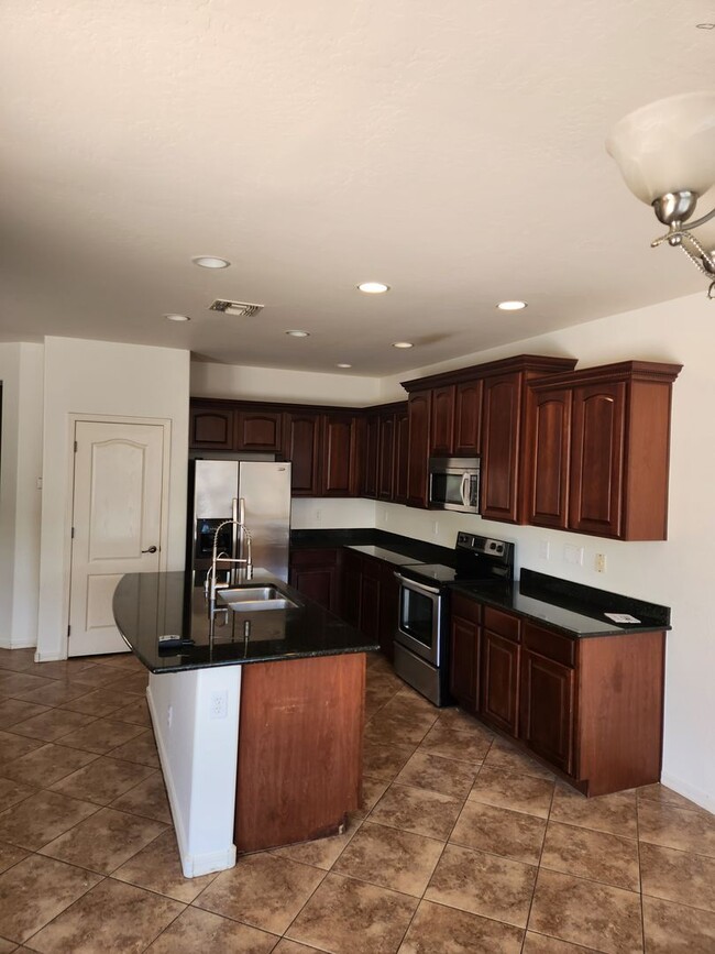 Building Photo - 4 bedroom 2.5 bath home in Estates at the ...