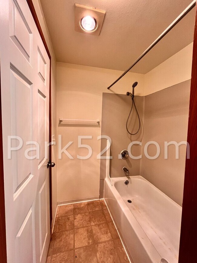 Building Photo - 1st Full Month rent free with 12month lease! 2 Bedroom Ground Floor Apartment With Backyard