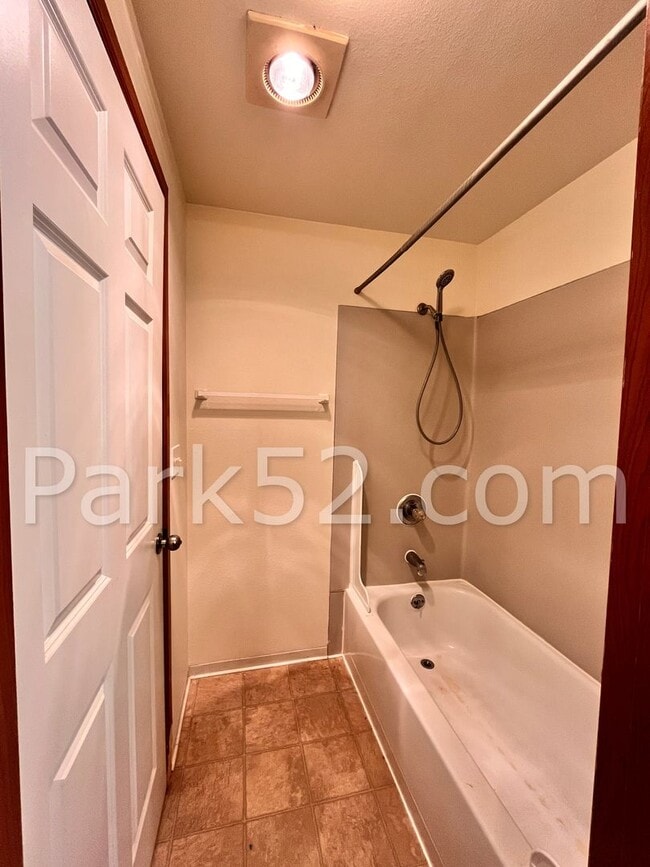 Building Photo - 2 Bedroom Ground Floor Apartment With Backyard