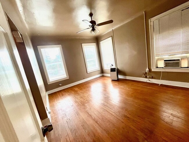 Building Photo - Move In Special! *LOCATION* Fabulous 1/1 with extra space ONE BLOCK off the St Mary's strip and c...