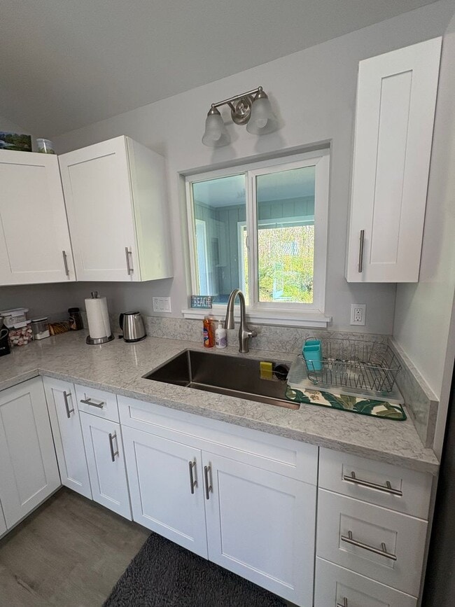 Building Photo - 16-2095 Rainbow Dr