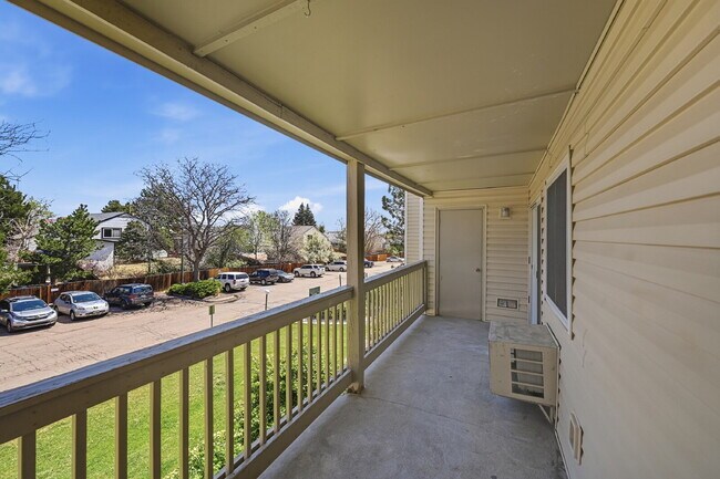 Building Photo - $1,470.95 - 2 Bed, 1 Bath Condo in Aurora with In Unit Laundry!