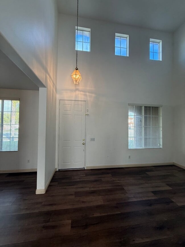 Building Photo - Beautiful Home in May Ranch