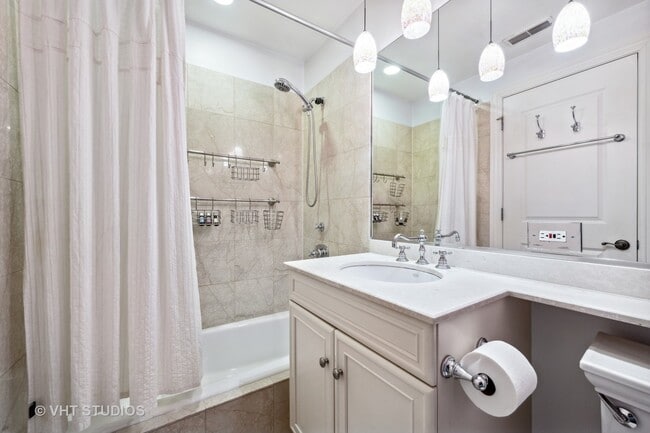 Building Photo - 441 W Roslyn Pl