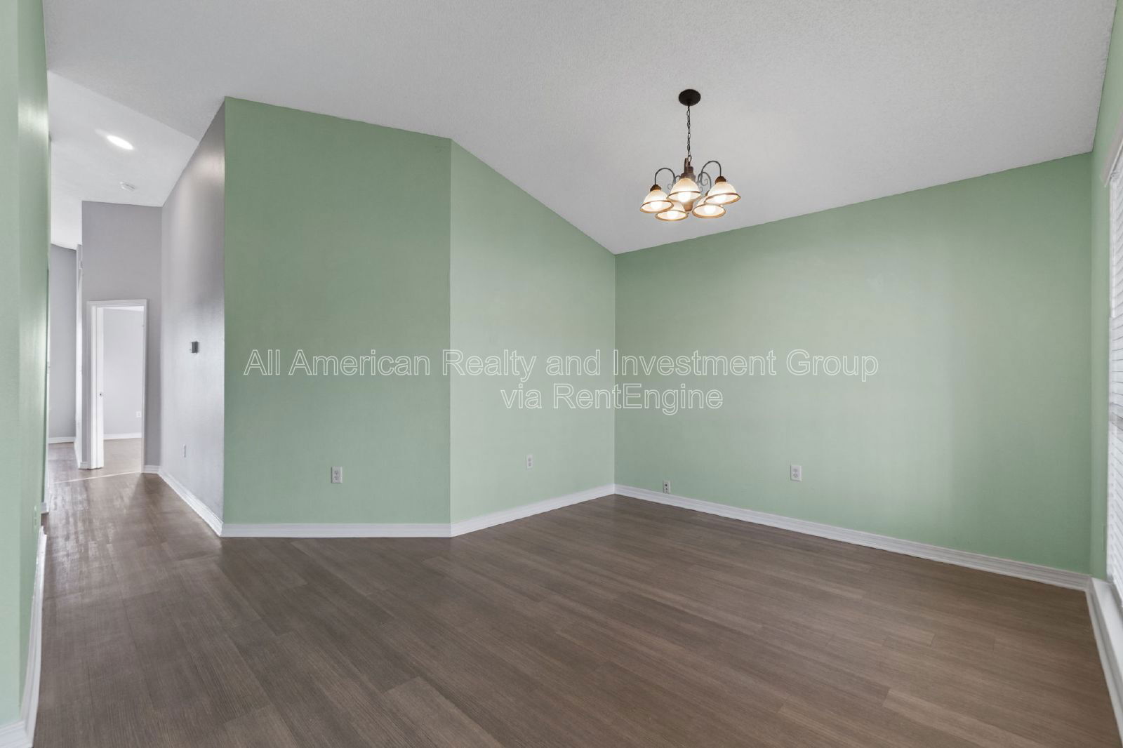 Building Photo - 742 Saltair Ln