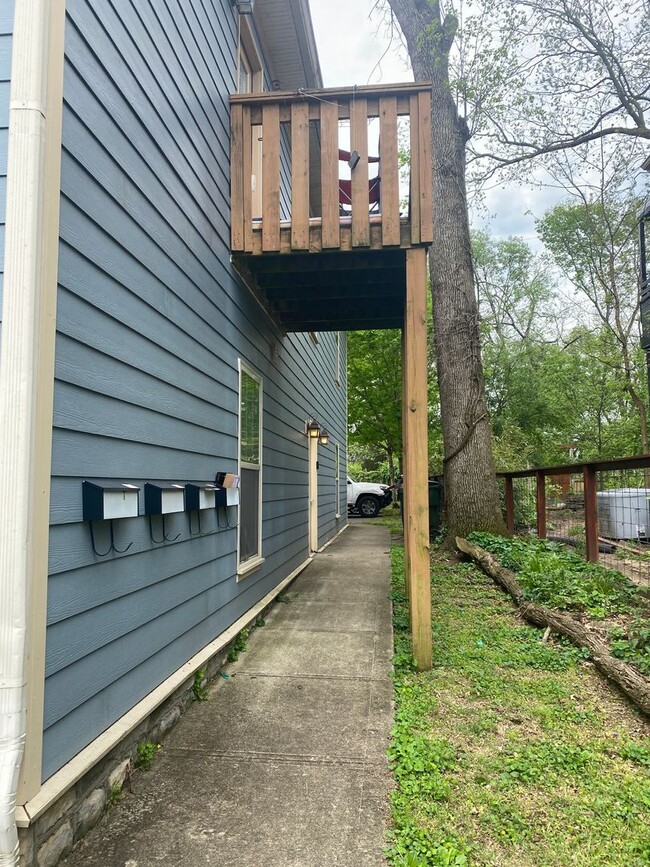 Building Photo - Beautiful modern upstairs condo with 2 full baths! Pet-friendly, with generous parking!