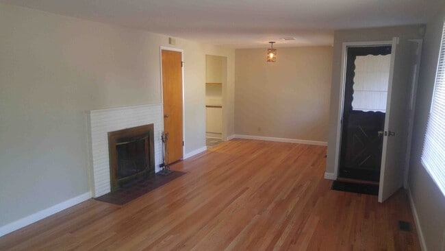 Building Photo - 3bd/1.5ba with yard and garage next to Shoreline Light Rail station!