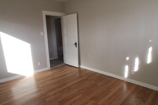 Building Photo - 1324 1/2 Main St - Apartment