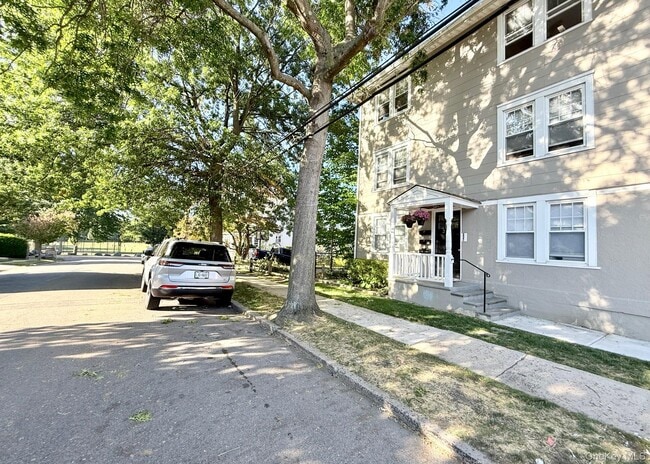 Building Photo - 221 Jensen Ave