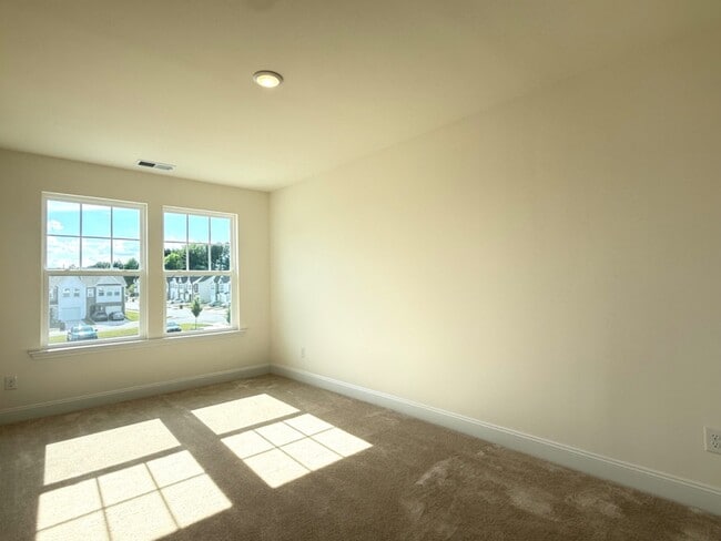 Building Photo - 3 Bedroom End unit Townhome Double Driveway - Lots of Natural Light