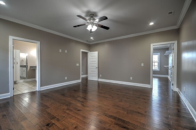 Building Photo - 4 Bedroom / 2.5 Bath Home  Kingsport, TN