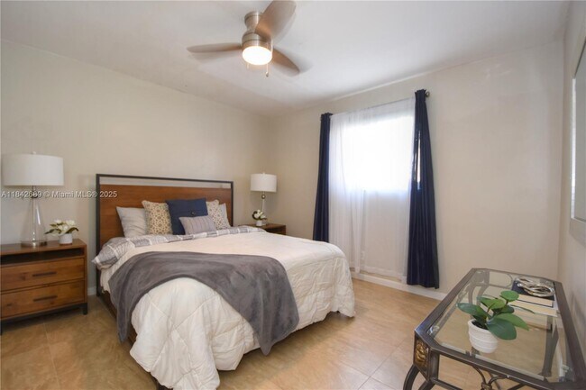 Building Photo - 609 S Crescent Dr