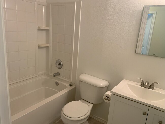 Building Photo - 714 Kinston Ct