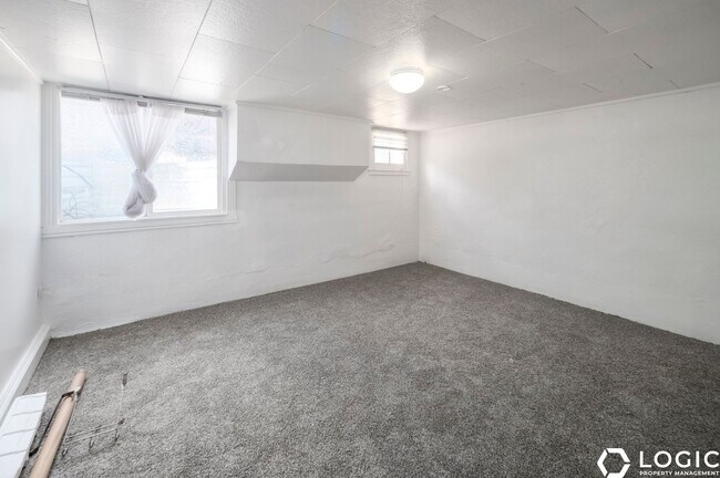 Building Photo - 30 E 900 N