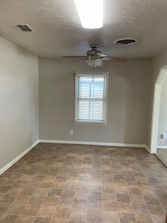 Building Photo - 2/2/1 In a quiet neighborhood - 6 to 9 mon...
