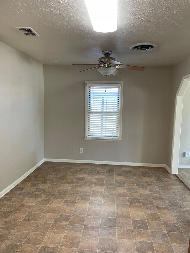 Building Photo - 2/2/1 In a quiet neighborhood - 6 to 9 month lease option available